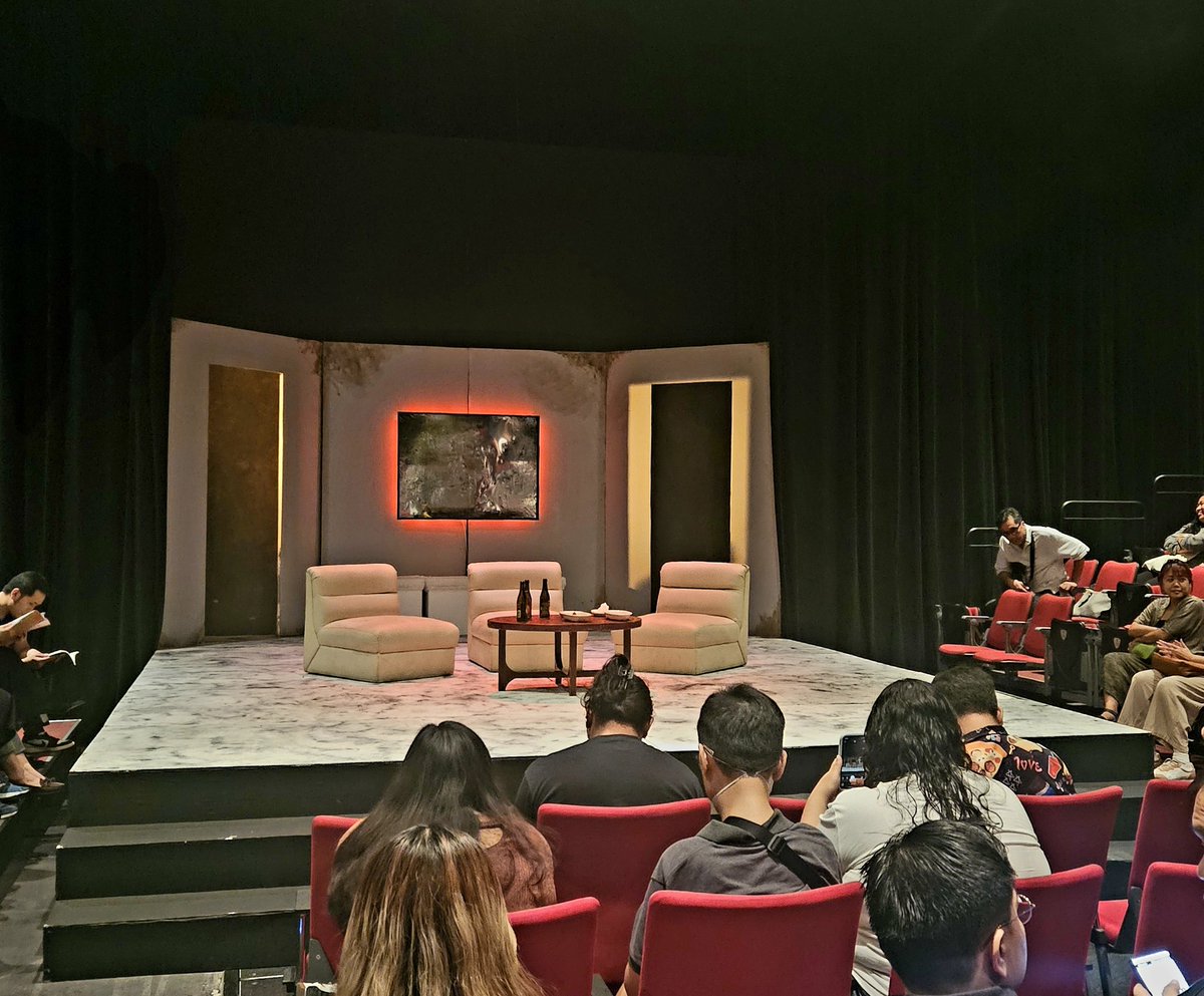 bwjohndc's tweet photo. 🎭 20: Ang Munting Liwanag sa Madilim na Sulok ng Isang Serbeserya sa Maynila
(Virgin Labfest 19: Set D, Di-Tiyak)
Playwright: Dustin Celestino
Director: Toni Go-Yadao
📍CCP Tanghalang Ignacio Gimenez (Black Box Theater)
#vlf19pintog #VirginLabFest
#VirginLabFest2024 https://t.co/1WrFch0HFb