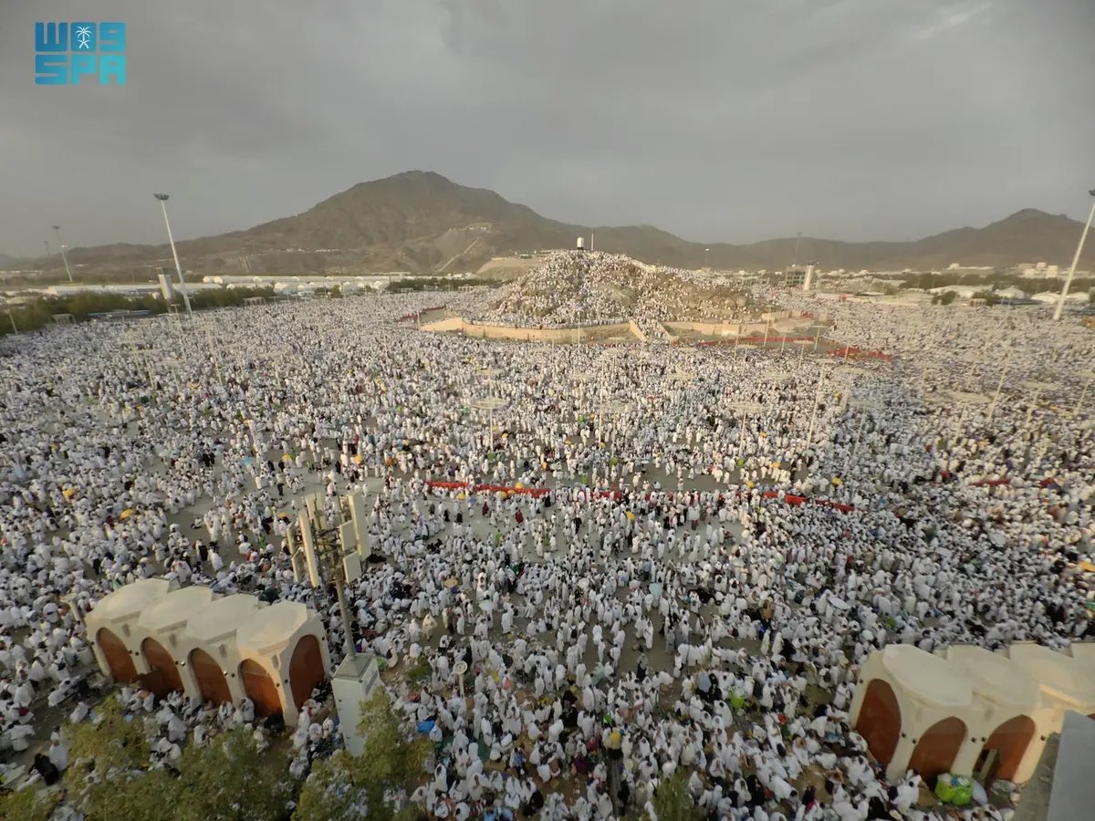 SaudiNewsFR's tweet photo. 📸 Les invités du Tout-Miséricordieux (pèlerins) avant le coucher du soleil depuis le lieu sacré de #Arafah.

#Hajj
#Hajj1445
#Hajj2024
#Arafat https://t.co/pH4khenes2