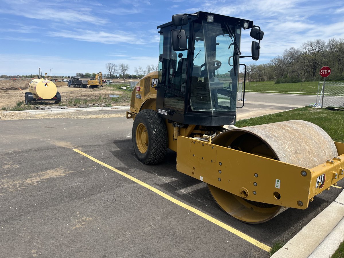 FabickCat's tweet image. Whatever your rental needs may be, let us help get your jobsite rolling.  Elevated Grading understands!  Here, they are using a CAT CS44B #compactor to smooth their work in Stoughton, WI.

#FabickRents #TheCatRentalStore