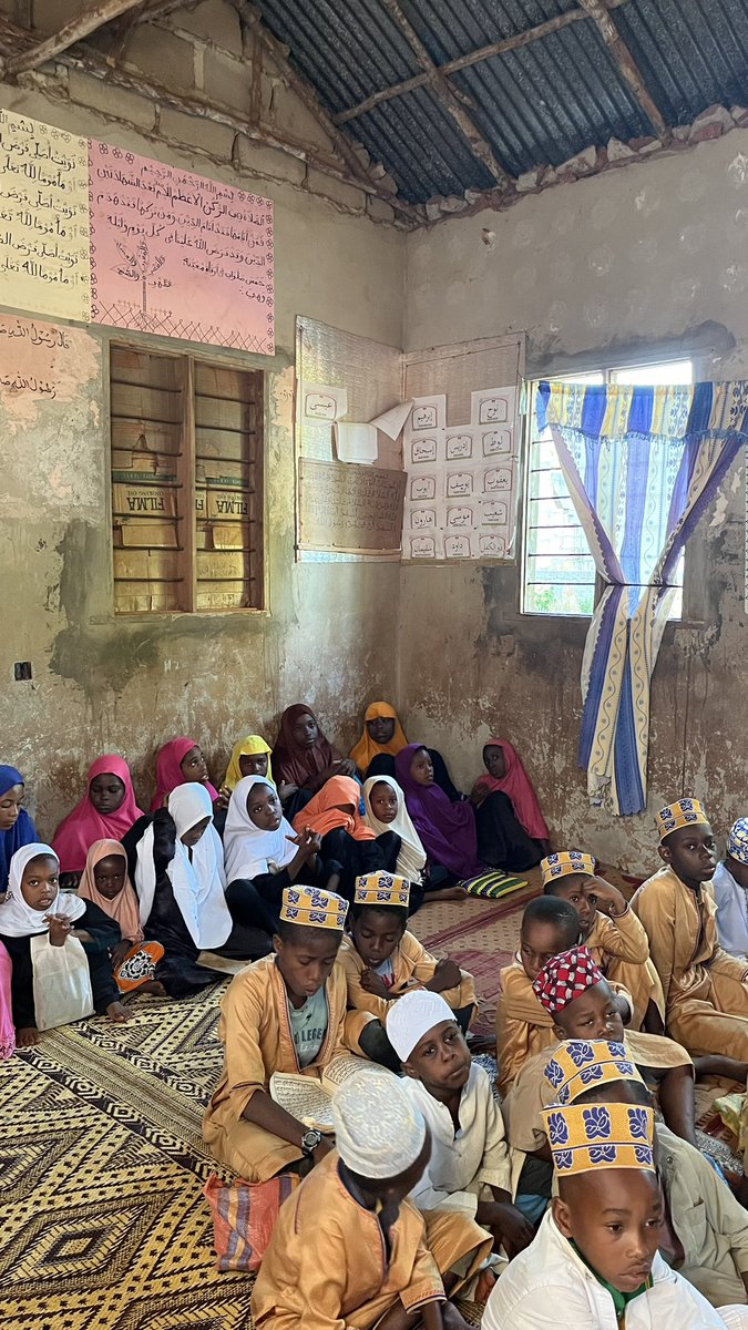 ZizouDeTunisie's tweet photo. SALUT L’ÉQUIPE 

Aujourd’hui j’ai visité une école dans le village de Makundichi à Zanzibar. 

J’ai 0 influence mais on aimerait récolter un peu d’argent pour contribuer à l’amélioration de leur lieu d’apprentissage (fenêtre, tapis, rénov/extensions) 
 
Déroulez &amp; partagez SVP🙏🏼 https://t.co/HGLe4kIKp8