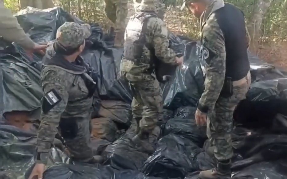 ReportePy's tweet photo. La Policía Nacional, Departamento de antinarcoticos, en un trabajo de inteligencia localizaron un cargamento de 961 kg de marihuana, distribuidos en 919 panes. El operativo fue realizado con el Fiscal Celso Morales. https://t.co/kWoziVwjzi