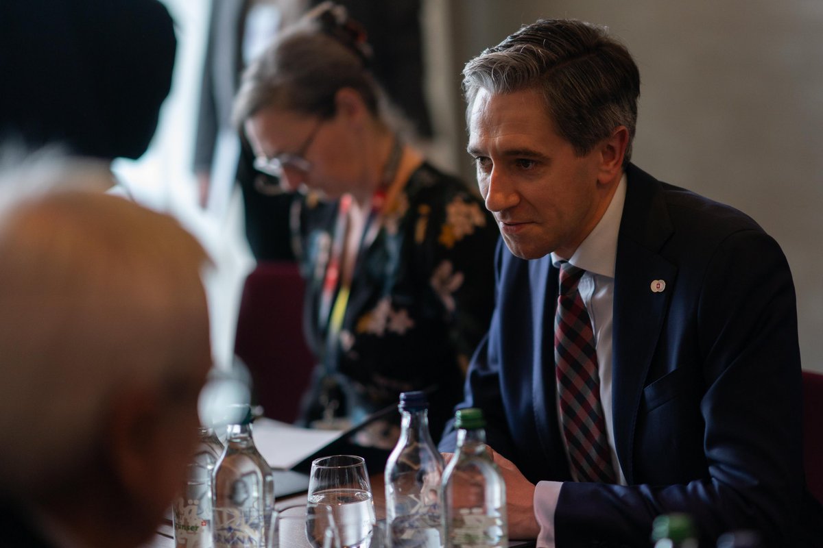 GabrielBoric's tweet photo. Antes de la Cumbre para la Paz en Ucrania, me reuní con el primer ministro de Irlanda @SimonHarrisTD, con quien esperamos acrecentar la relación comercial y cultural entre ambos países, con la actualización del Acuerdo Marco Avanzado con la Unión Europea. La defensa de los derechos humanos es un valor que ambos compartimos y en nuestra historia reciente hemos conocido de la solidaridad de Irlanda. Hoy, con ese mismo espíritu, bogamos por el respeto al derecho internacional y nuestro apoyo a la solución de dos Estados ante la guerra en Gaza.