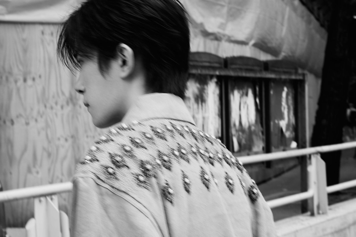 JacksonYee_YT's tweet photo. 驰骋，驶向米兰的夏日。
先行分享一组预告图。 ​​​
Heading towards the summer in Milan, cruising along with excitement. 
Here's a little preview just for you.

Cr. #易烊千玺 #JacksonYee 工作室 #JacksonYeexEmporioArmani  #JacksonYeeMFW25 #MilanFashionWeek #MFW #EmporioArmani https://t.co/6eNLJCetzA