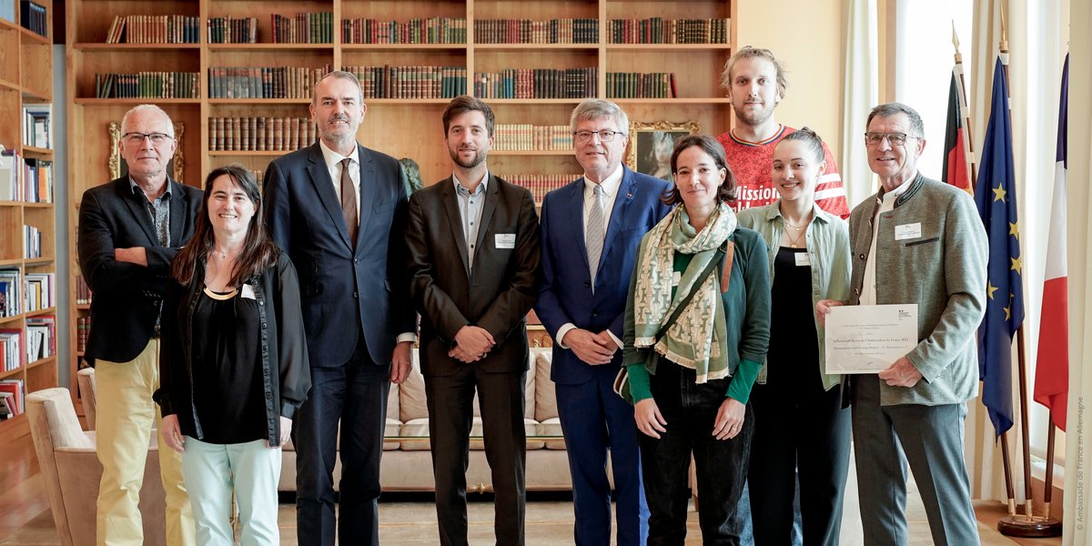 dfbf_fcfa's tweet photo. Die besten Botschafter für die 🇩🇪🇫🇷 Freundschaft sind auch Menschen, die gemeinsame Projekte auf die Beine stellen. Oder @Amb_Delattre ? 😉
Glückwunsch an die Preisträger des #PrixRovan 2024, insb. an die Projekte, die mit Unterstützung des Bürgerfonds umgesetzt werden konnten!🏆 https://t.co/Wxi39MWqF3
