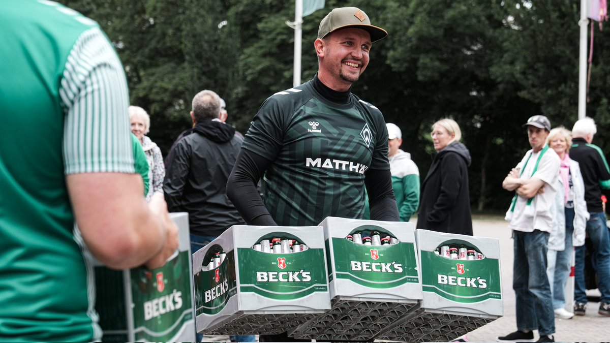 werderbremen's tweet photo. Schöne Aktion! 👏

Fans von Union Berlin bedankten sich für Werders Schützenhilfe am letzten Spieltag und übergaben 120 Kisten Bier an Fanclubs des SVW.

Alles zur Aktion 👉 https://t.co/uiMsabhIed

#Werder https://t.co/vDeu74o93U