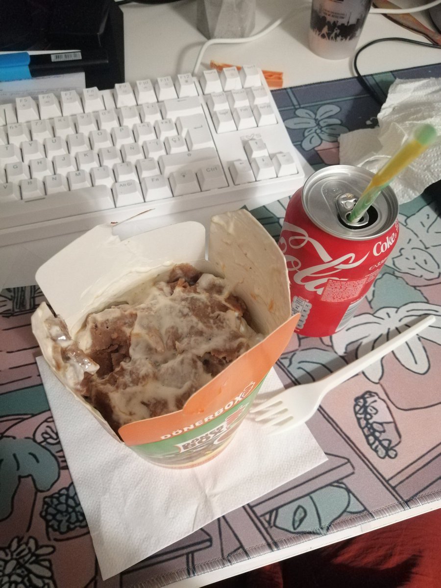 MorganaFaye2's tweet photo. I arrived late in Portugal and was saved by the kebab restaurant, which stayed open late.
It tasted so good. 🥺😌 https://t.co/gs7FoUdgdH