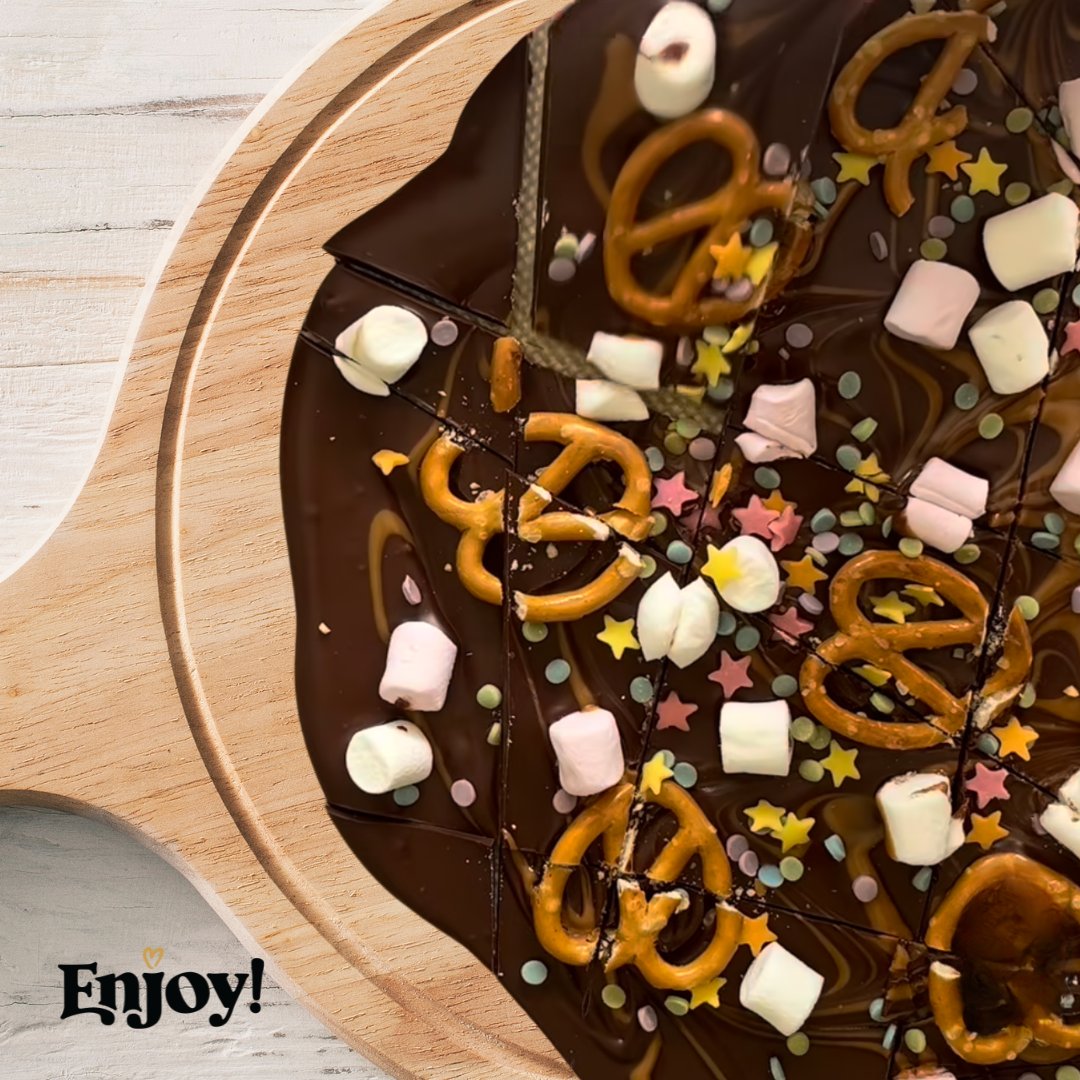 Picture this…it’s a summer evening and you’re sitting by the fire eating s’mores…but not just any s’mores - vegan s’mores chocolate bark! What more could you want?! 🌅

@lucysfriendlyfoods used our dark chocolate to create this easy-to-make vegan recipe! 🍫

#veganchocolate