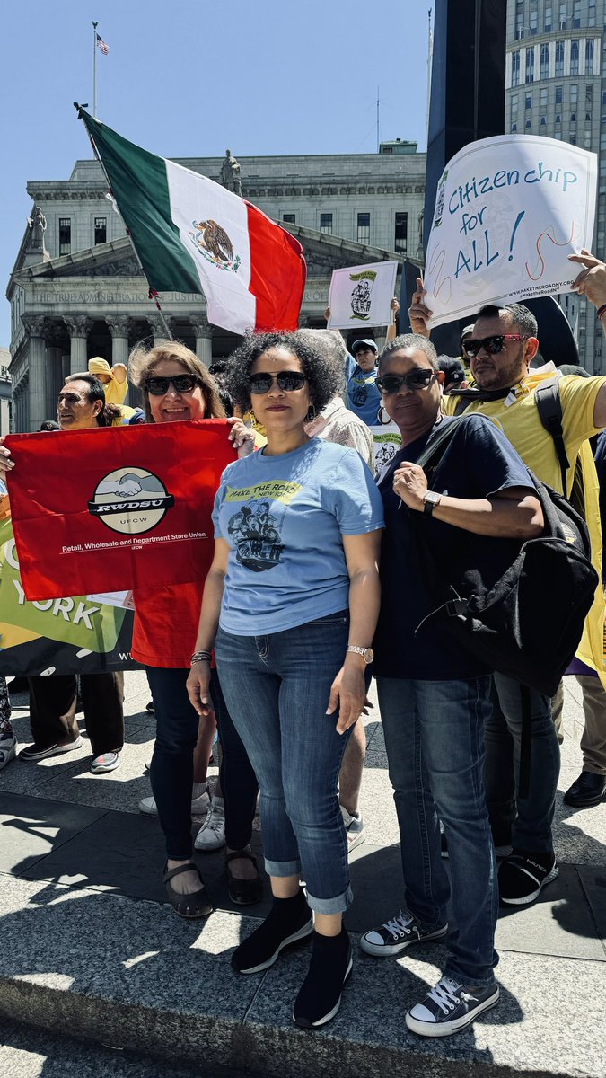 On the anniversary of DACA, the RWDSU is standing with our immigrant allies to support a path to citizenship and a stop to deportations!  ⁦⁦<a href="/RWDSU/">RWDSU</a>⁩ ⁦<a href="/UFCW/">UFCW</a>⁩ ⁦<a href="/AFLCIO/">AFL-CIO ✊</a>⁩