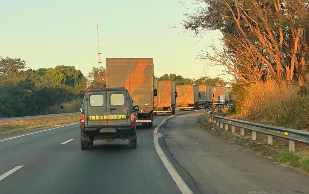 exercitooficial's tweet photo. 🔰 Comando Logístico coordena comboio logístico multimodal (rodoviário, ferroviário e aquaviário) de donativos, com destino ao RS.

🤝 Essa manobra conta com vários parceiros, para alcançar a marca de 2200 toneladas de suprimentos enviados aos gaúchos desde o início da crise.

📱 Saiba mais: https://t.co/4kDtoLWm01

#BraçoForte #MãoAmiga #operaçãoTaquari2 #SocorroAoRS #ForçaRS #EBsemprePronto