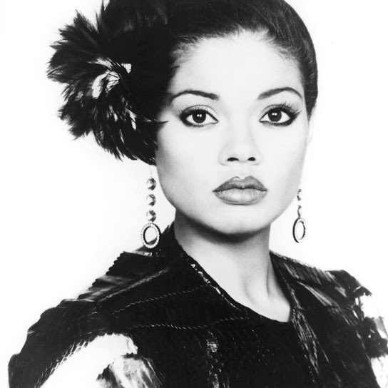 freedomclay's tweet image. “Remembering Angela Bofill”
Tonite I give in
Because Lawd knows I have tried 
Angela Bofill. 
A haiku by freedom clay
#fctalk #freedomclay #author #haiku #haikuoftheday #angelabofill #ripangelabofill