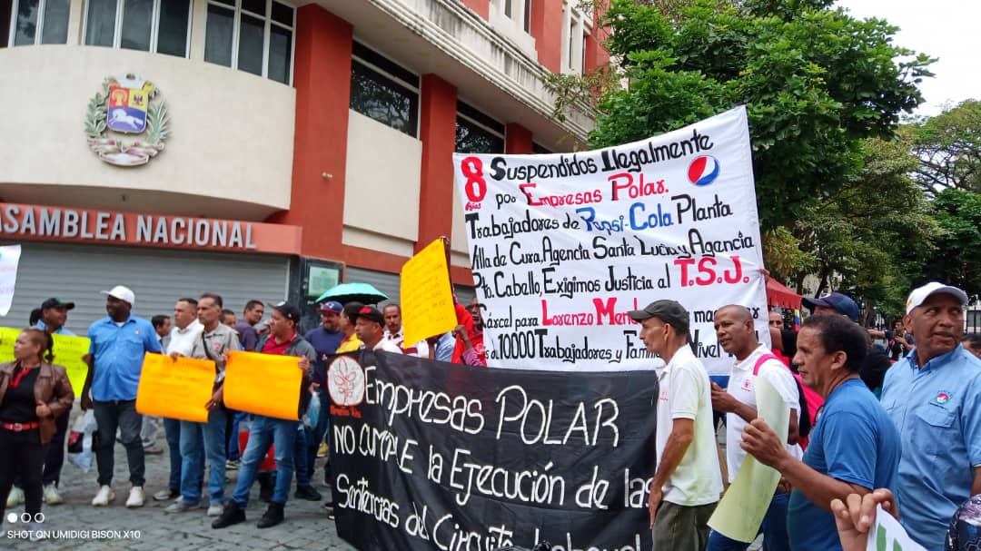 <a href="/torrealbaf/">Francisco Torrealba</a> <a href="/NicolasMaduro/">Nicolás Maduro</a> Camarada compatriota <a href="/torrealbaf/">Francisco Torrealba</a> diputado de la clase obrera acompañe al pueblo obrero trabajador de empresa polar que tiene orden de reenganche y restitución a los puestos de trabajo y no hay ni un político que le haga compañía a ésto trabajadores.