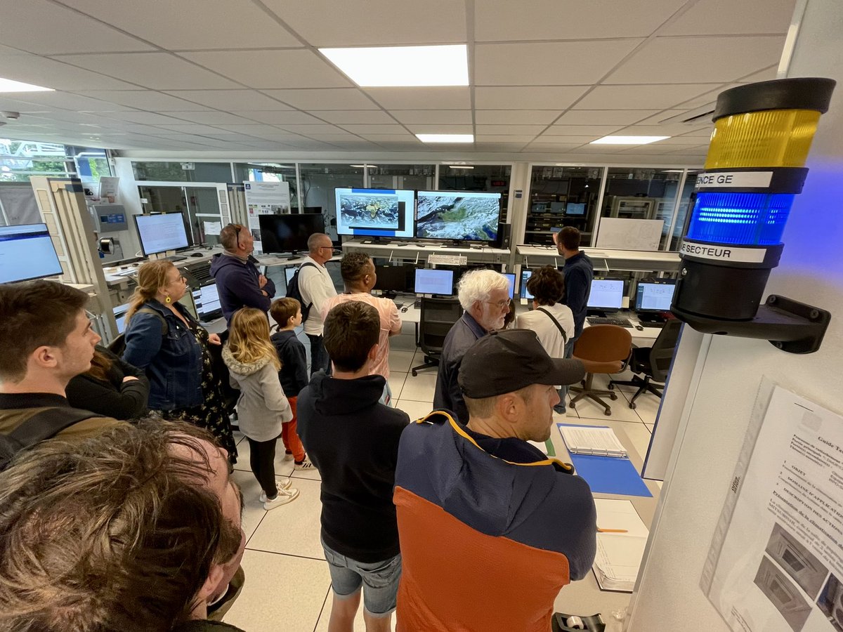 (Thread 📃)
Merci Météo France pour votre accueil. 
Le 24 décembre 1963 à 12h29 UTC et pour la 1ere fois en Europe une image en provenance d’un satellite météo est reçue 🛰️. Où ? Au Centre de Météorologie Spatiale de Lannion (Côtes-d’Armor).

Organisé par l’association Météo