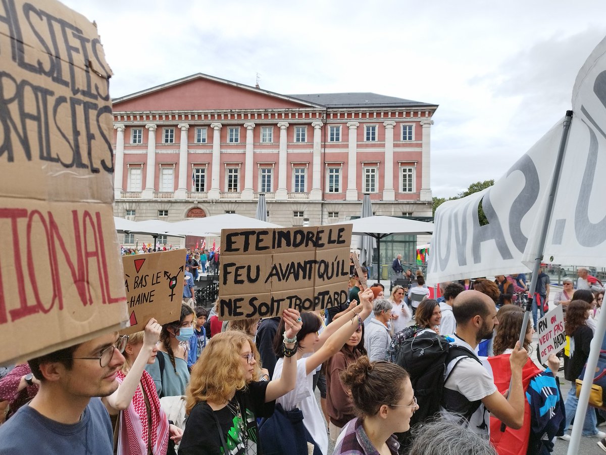 fsu_73's tweet photo. #15juin2024 #NonAlExtremeDroite #onlacherien #NoPasaran
#TeamFSU 💚💙💛❤️#tuttiantifascisti ❤️🔥 https://t.co/C8ew3xdu38
