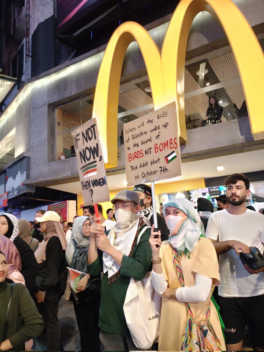 URFreePalestine's tweet photo. Proud to join 🥹

This evening at Bukit Bintang, Kula Lumpur

#FreePalestineFromlsraelNOW 
#FreePalestineFromApartheidIsrael https://t.co/5OdPkcEeUw