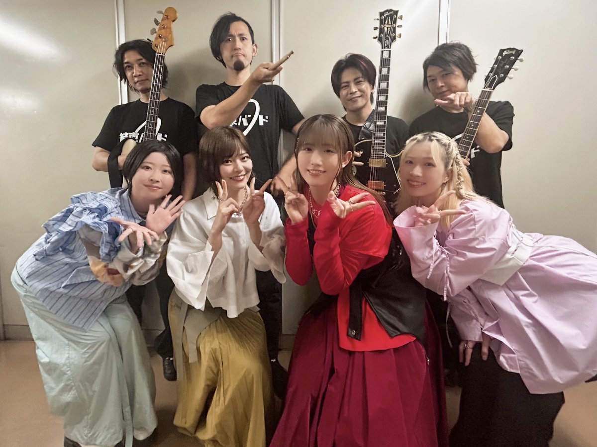 BTR_anime's tweet image. #Venue101 ありがとうございました！

🎤出演
#青山吉能 #鈴代紗弓 
#水野朔 #長谷川育美

♪楽曲
「#月並みに輝け」

🎸バンドメンバー
Guitar:高慶卓史 Guitar:akkin
Bass:須長和広 Drums:GOD後藤 

#ぼっち・ざ・ろっく #結束バンド