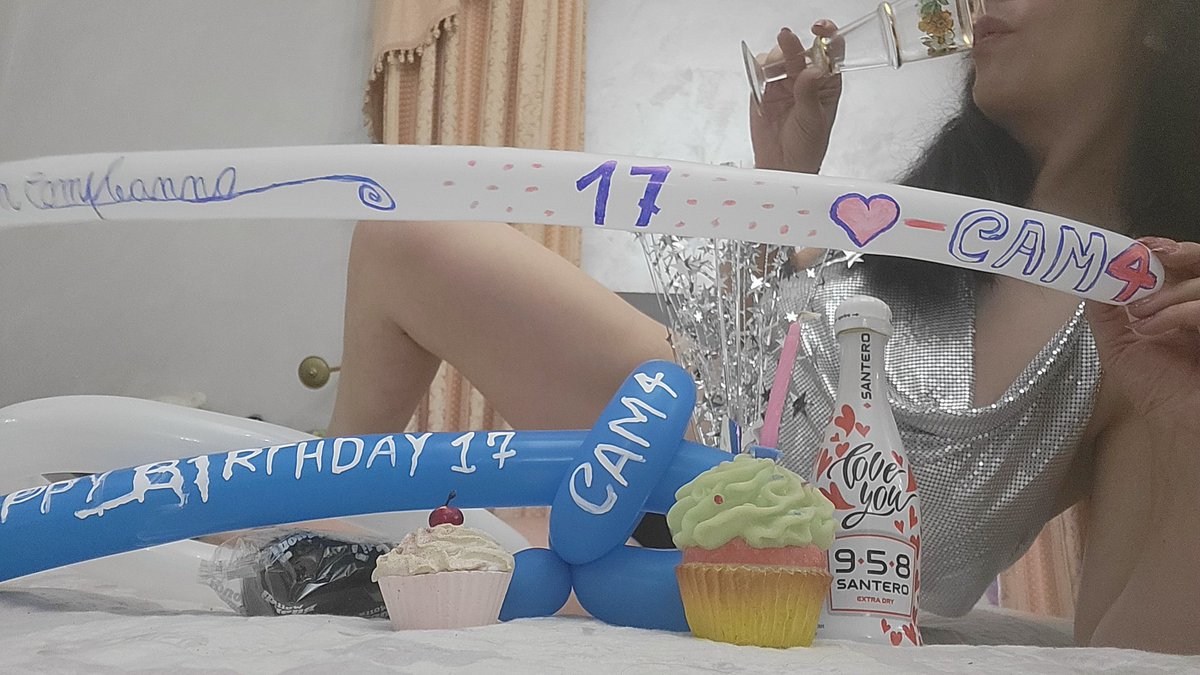 lunamilly27's tweet photo. Festeggia con me ❤️ 💦💦💦🎈🎂🍾🥂🥂
https://t.co/ClQX5O7gQn
#CAM4Bday #CAM4 vi aspetto https://t.co/RCCdImmPwy