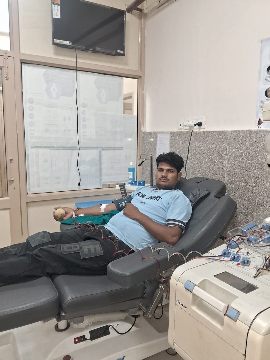 Meenaji0786's tweet photo. #State_Cancer_Hospital_Jaipur में आज भाई लखन कुमार बैरवा बरखेड़ा ( जिला-दौसा ) ने कैंसर से पीड़ित मोहम्मद रजा ( जिला-कोटा ) के लिए अपने जीवन की 18वी #B_POSITIVE ( #SDP ) प्लेटलेट्स डोनेट की। बहुत बहुत धन्यवाद और शुभकामनाएं भाई लखन के लिए।
#Aryan_Foundation
Call - 9414254299 https://t.co/NsFBzufEb4