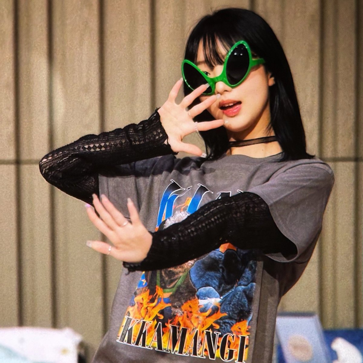 loonaboard's tweet image. black hair yeojin is BACK