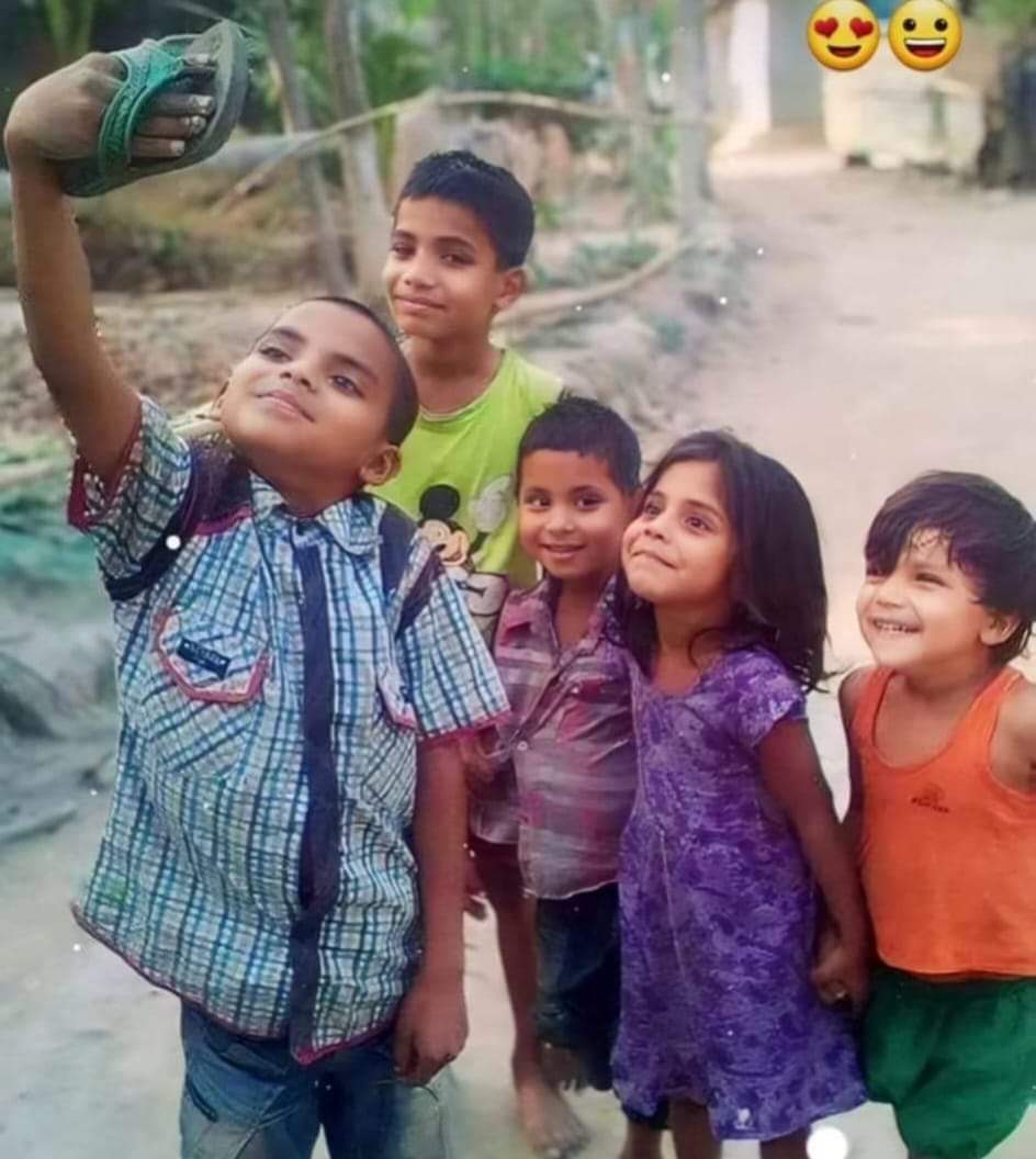 amitkalodia1's tweet image. खुशियां संसाधन की मोहताज नहीं होती 🥰
फर्क नहीं पड़ता कि हाथ में एप्पल है या चप्पल 👌
#likecomment