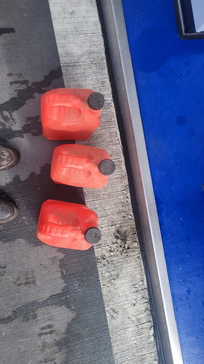jennydouwes's tweet photo. Mem heeft de opdrachten maar uit te voeren 😆 Het vertier is hier nog volledig fossiel. #crossen #benzinehalen https://t.co/fw4MA66CUm