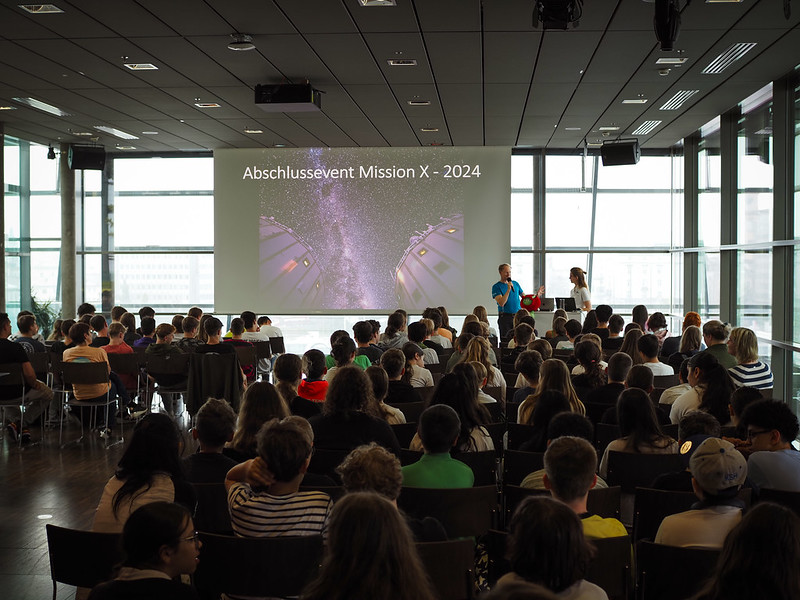 Carmen Possnig (@esaastro_carmen) on Twitter photo Das Finale der "#MissionX - train like an astronaut" fand im <a href="/arselectronica/">Ars Electronica</a> in Linz statt.
460 SchülerInnen aus ganz Österreich haben heuer teilgenommen - gratuliere an alle zum erfolgreichen Abschluss & danke für die spannenden Fragen!
ars.electronica.art/mediaservice/d…
#DieAustronautin Das Finale der "#MissionX - train like an astronaut" fand im <a href="/arselectronica/">Ars Electronica</a> in Linz statt.
460 SchülerInnen aus ganz Österreich haben heuer teilgenommen - gratuliere an alle zum erfolgreichen Abschluss & danke für die spannenden Fragen!
ars.electronica.art/mediaservice/d…
#DieAustronautin