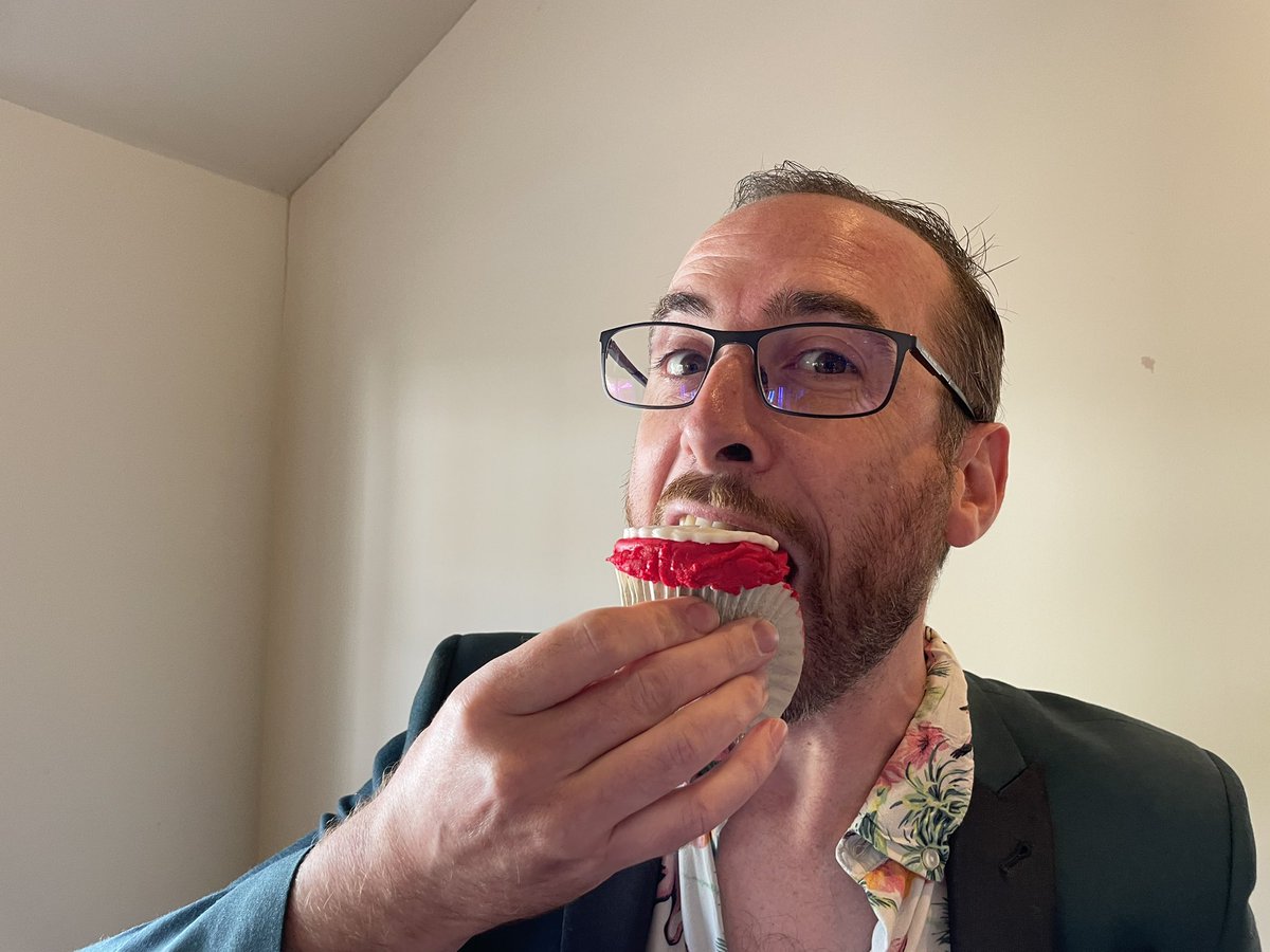 BumblingD's tweet photo. Cupcakes full of @perrigame’s special sauce going down a storm at #EdsFest https://t.co/T7ECJu7YgO