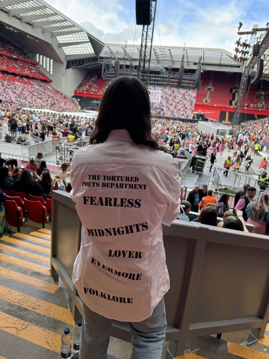 cleanxromantics's tweet photo. birthday show🫶

#LiverpoolTStheErasTour @taylornation13 https://t.co/BZyhC1YU1i