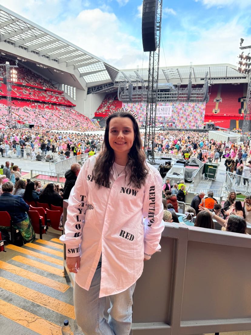 cleanxromantics's tweet photo. birthday show🫶

#LiverpoolTStheErasTour @taylornation13 https://t.co/BZyhC1YU1i