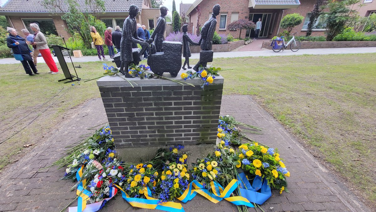 raadbergendal's tweet photo. Vandaag was er een herdenkingsbijeenkomst aan de Mooksebaan in Groesbeek. Raads- en carrouselleden stonden samen met inwoners en Oekraïense vluchtelingen stil bij de gebeurtenissen in Oekraïne. Een verslag volgt nog. #raadbergendal https://t.co/2XOzBTftLD