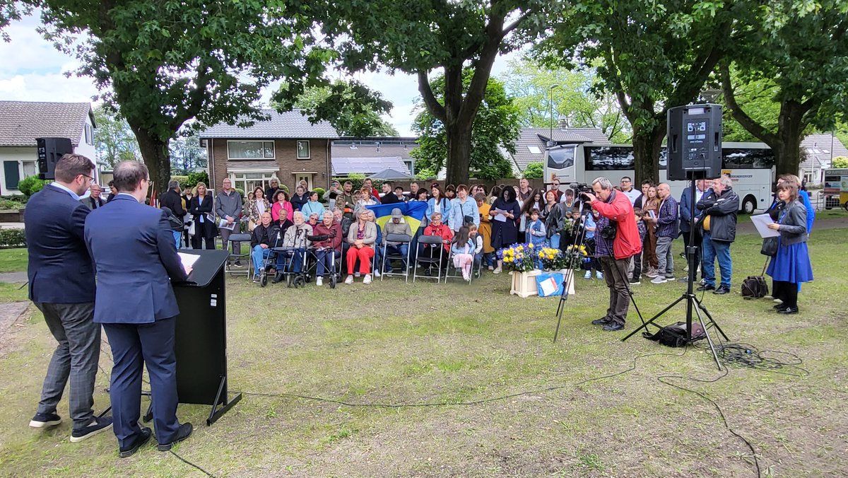 raadbergendal's tweet photo. Vandaag was er een herdenkingsbijeenkomst aan de Mooksebaan in Groesbeek. Raads- en carrouselleden stonden samen met inwoners en Oekraïense vluchtelingen stil bij de gebeurtenissen in Oekraïne. Een verslag volgt nog. #raadbergendal https://t.co/2XOzBTftLD