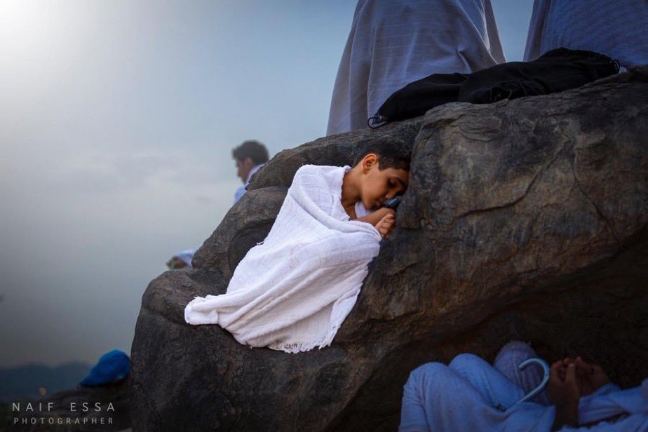 لاحدٍ يصحيني قبل بعث الافواج
في نومتي حققت كل امنياتي

ماودي ارجع للمشاكل والازعاج
ويصير حلمي شي من ذكرياتي

روحو ونامو بالفنادق والأبراج
وانا اتركوني نايمٍ في حصاتي
نايف أبا العون
#يوم_عرفة