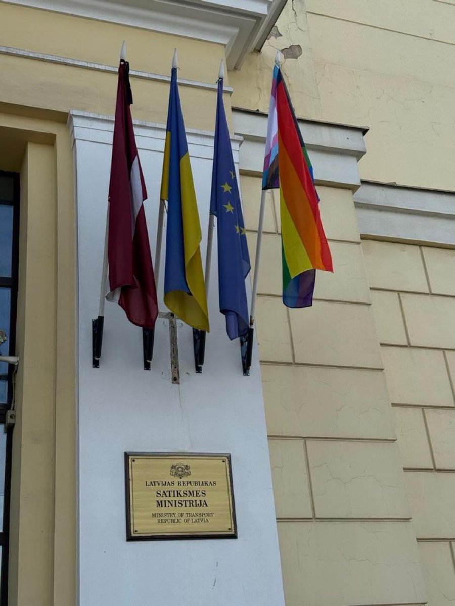 dr_furmanis's tweet image. Es vēlos pie Satiksmes ministrijas izkārt karogu ar kailas sievietes siluetu. Vai es rīt drīkstēšu to izdarīt?