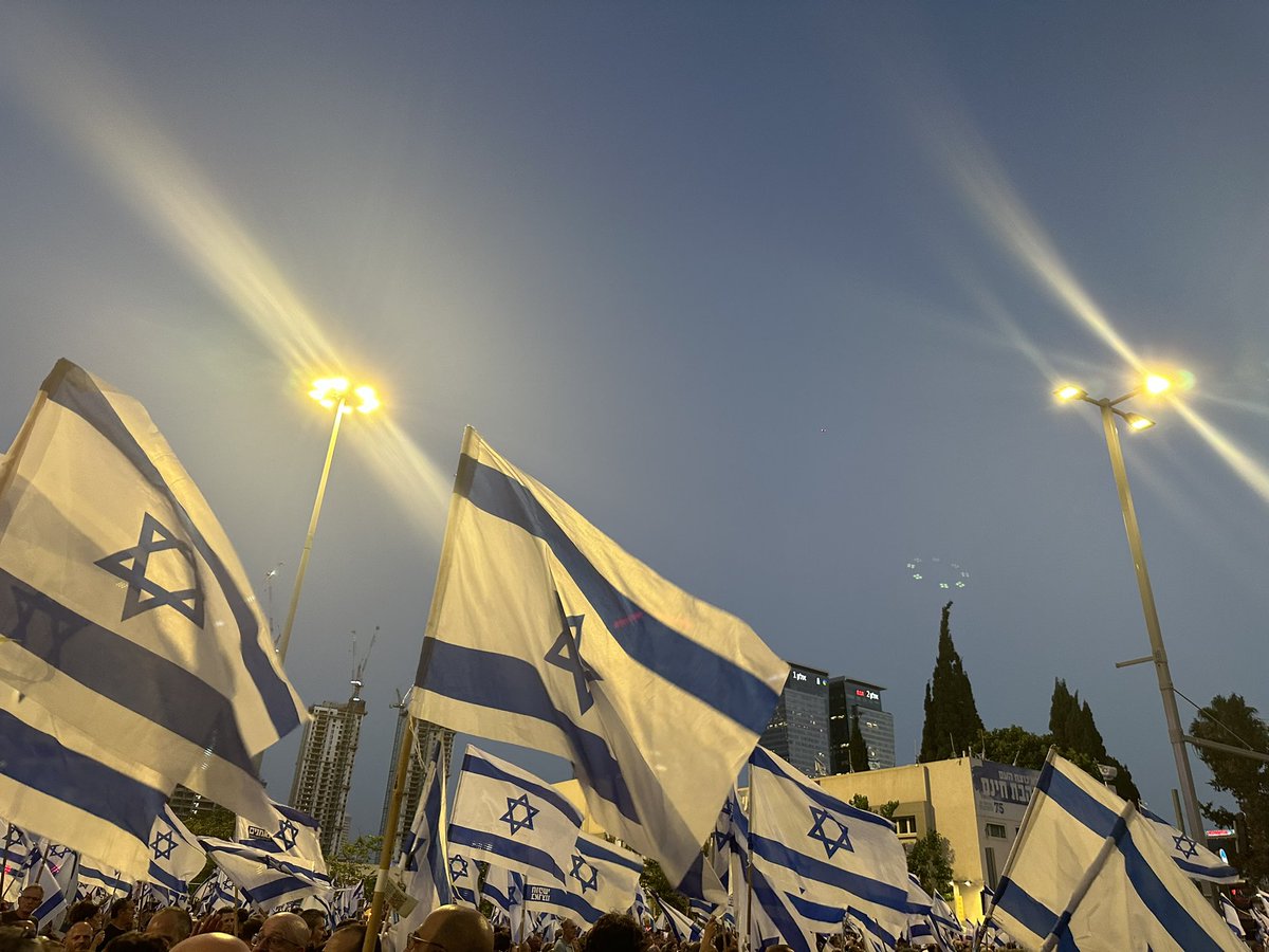 יום נורא שבו עוד 8 חיילים נהרגו, במלחמה שהממשלה הקניבלית שלנו לא מתכוונת לסיים לעולם. הצפון בוער, הדרום נטוש, 120 חטופים עדיין בעזה, אנחנו מופקרים. #בחירותעכשיו #עסקהעכשיו