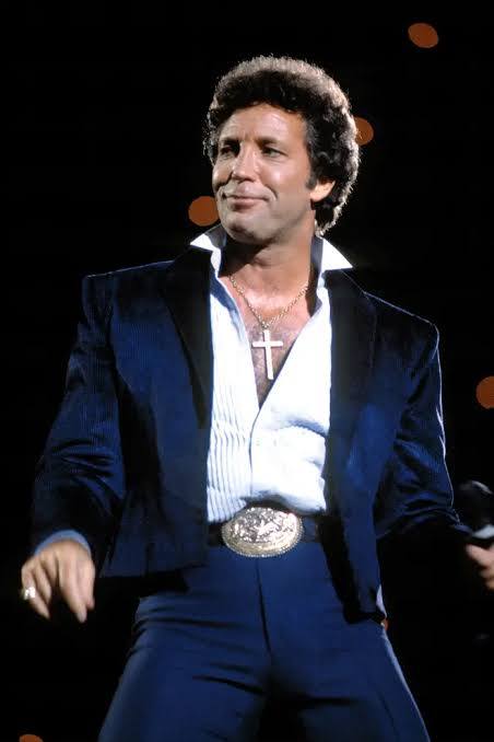 MusicRandomFact's tweet image. Junio 7, 1940.
Nace en Treforest, Gales, Thomas "TOM" JONES Woodward. Cantante, actor y presentador de TV, comenzó su carrera en los 60's (en 1966 ganó grammy a mejor nuevo artista) su musica abarca distintos géneros como el Pop, R&amp;amp;B, Góspel, Country, Dance y Soul.
