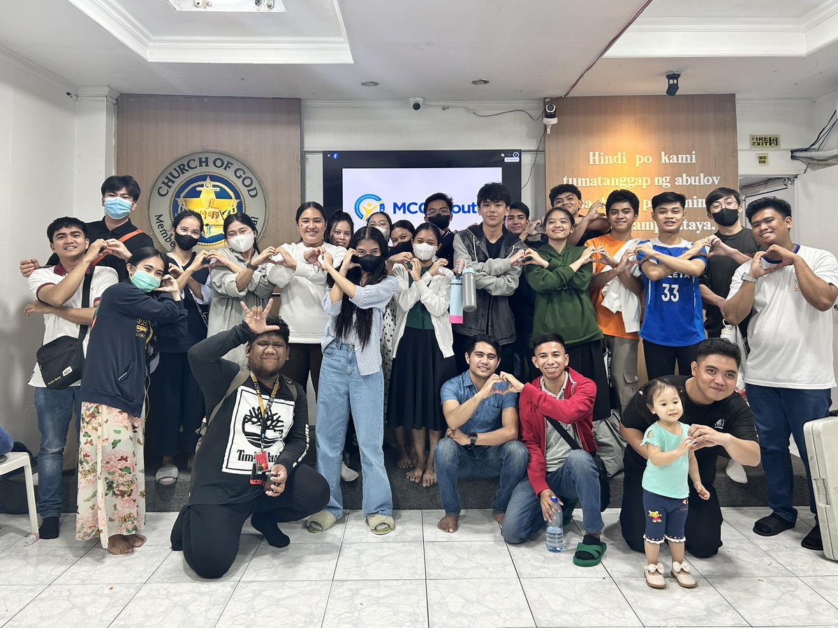DaveDav1529's tweet photo. In this frame, not just faces but parts of my soul. 

Salamat po sa Dios muling pagkakataon. 💙💙 

 Happy pbb to all brethren all over the world!🥳🥳 https://t.co/LXvH3O9XOd