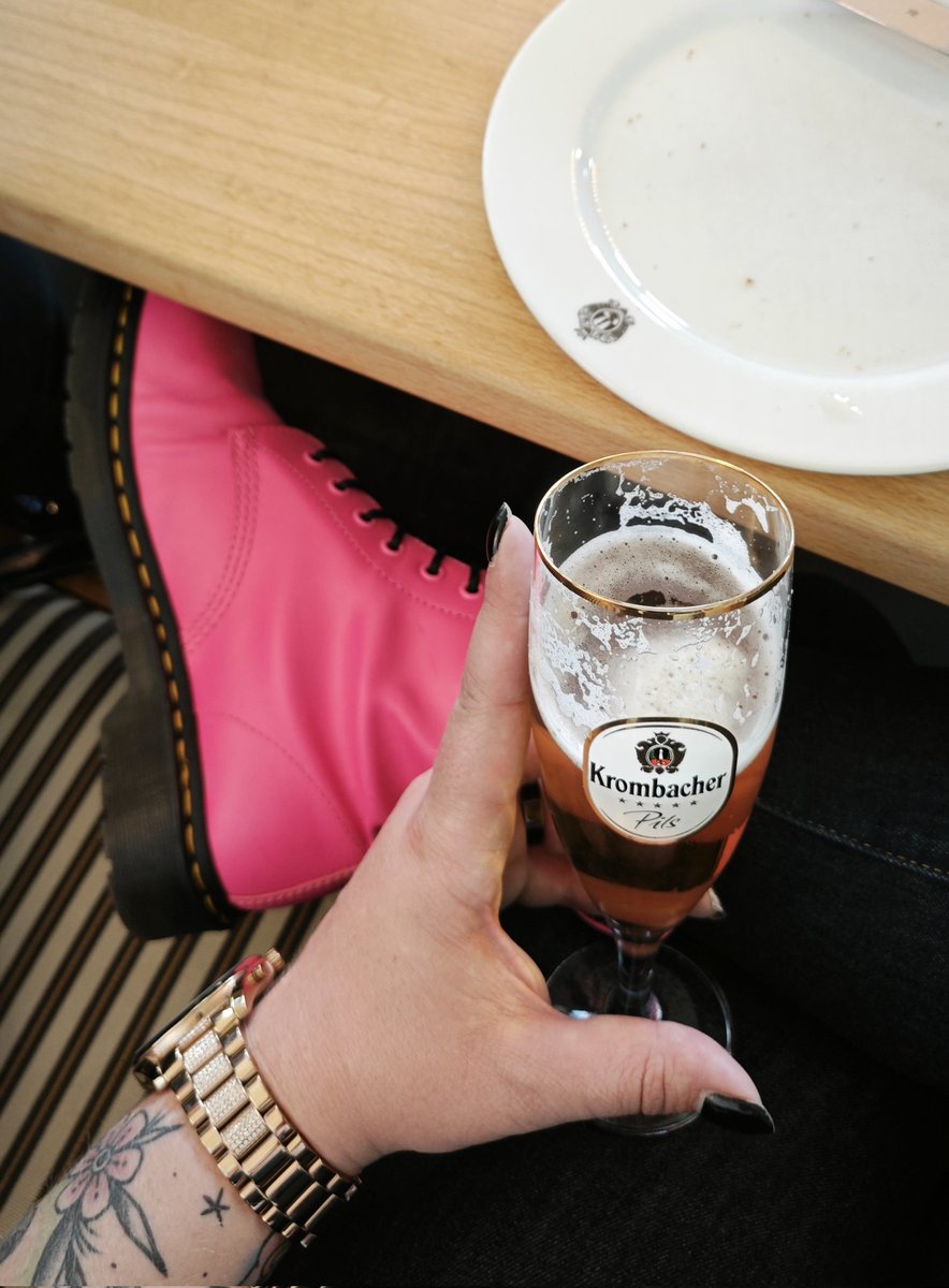 MistressLuisa1's tweet photo. Brauereibesichtigung 🍻
Ist zwar im Preis inbegriffen, aber ich will trotzdem Bier-sends 😋 https://t.co/dcWCjNUNys