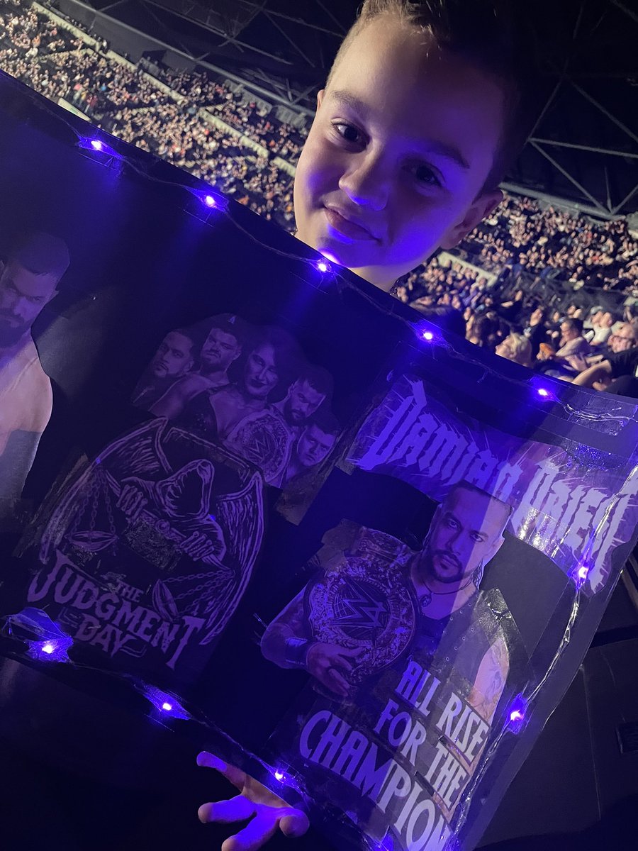 In a sea of blue and white 🏴󠁧󠁢󠁳󠁣󠁴󠁿 we are here for you Damian!  💜🖤💜<a href="/ArcherOfInfamy/">Damian Priest</a>  #WWECastle