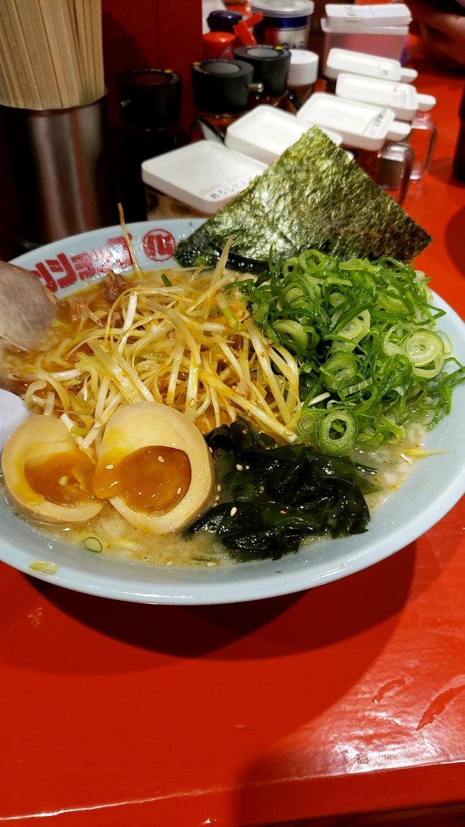 haps_misa's tweet photo. さあ、みなさん

深夜にこんばんは。

土曜の夜と言えばラーメン部

今宵はこちら

ラーメンショップ〇化さん！

なんども言いますが私はネギ派

辛ネギラーメンに追加で

九条ネギだー！！

ネギはどっちかで倍にすれば良かった・・・。

また行くしかない！！

#ラーメンショップ
#クワトロネギ https://t.co/YyztDV7pKO