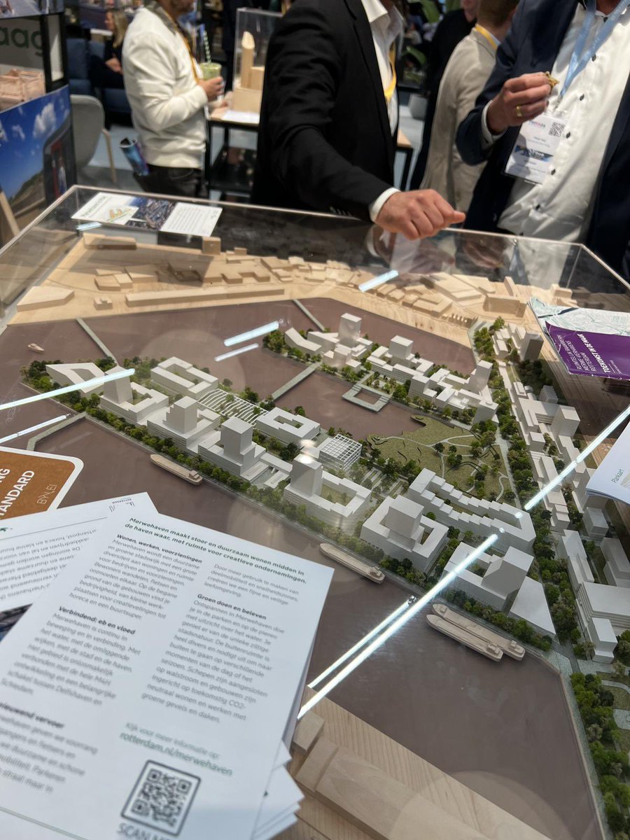 RTMXL's tweet photo. Op de @PROVADAre stond van de week deze maquette van Merwehaven. In dit deelgebied van @M4HRotterdam komen 2500 woningen en ruimte voor voorzieningen en bedrijven. Fijn die bouwblokken, getijdenpark en bruggen! Iets meer afwisseling in bouwhoogte zou van ons nog wel mogen. #rtmxl https://t.co/d6YVnNehM3