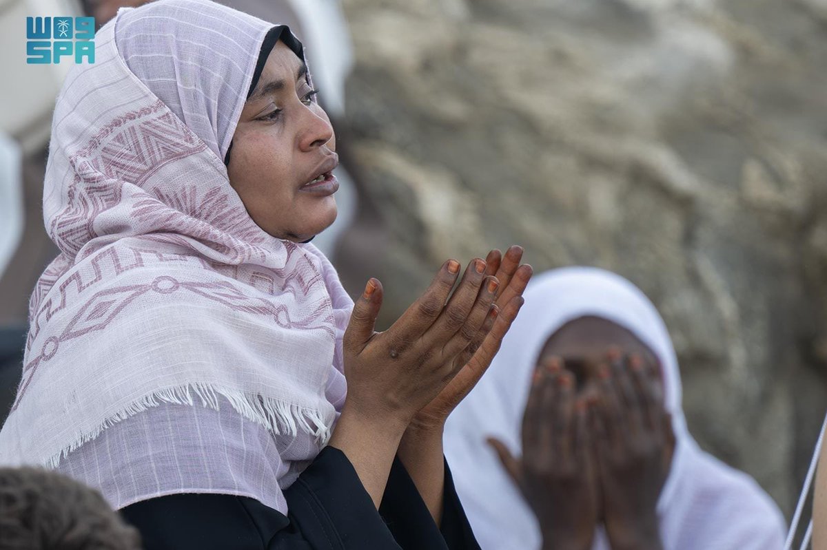 لبيك اللهم لبيك 
لبيك لا شريك لك لبيك
إن الحمد والنعمة لك والملك
لا شريك لك