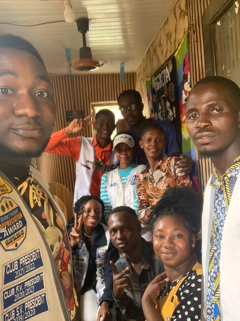 egbeda_leo's tweet image. Not only did we carry out the upcycling project, but we also Renovated the library of Overcomers International School.

#EgbedaLeoClub  
#BridgingBrightHorizons  
#CoreProject  
#Commissioning  
#WeServe
