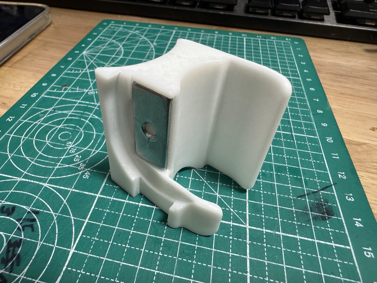 shinoblogavi's tweet image. ジンバルというか自撮り棒というかドローン的追跡カメラである #Insta360Flow 用のGripStopper 最終版。

気になった①収納時にグリップが回る点②収納時のスマフォホルダー、を解決するストッパーを作成。撮影時もボディに付けたままでOK。フックのマグネットを活用するために鉄板を埋め込んでます。