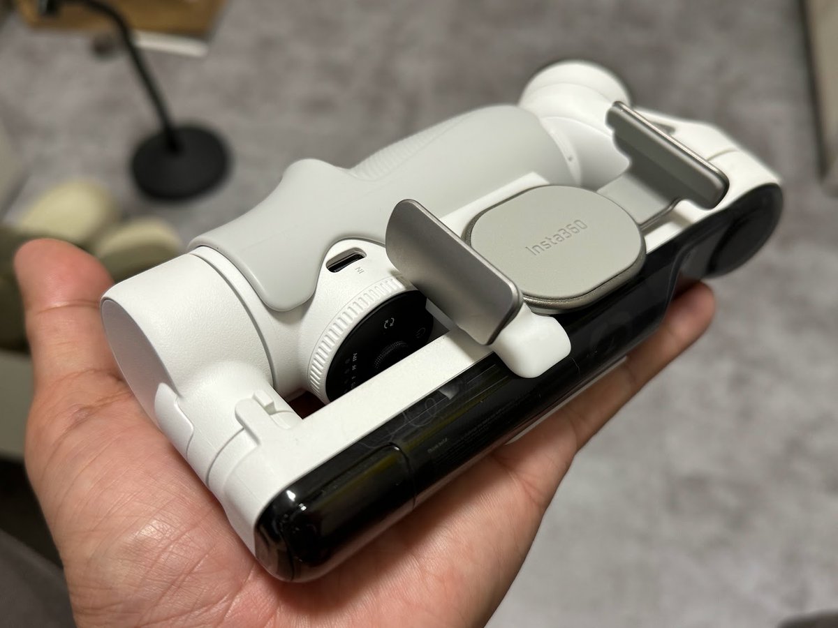 shinoblogavi's tweet image. ジンバルというか自撮り棒というかドローン的追跡カメラである #Insta360Flow 用のGripStopper 最終版。

気になった①収納時にグリップが回る点②収納時のスマフォホルダー、を解決するストッパーを作成。撮影時もボディに付けたままでOK。フックのマグネットを活用するために鉄板を埋め込んでます。