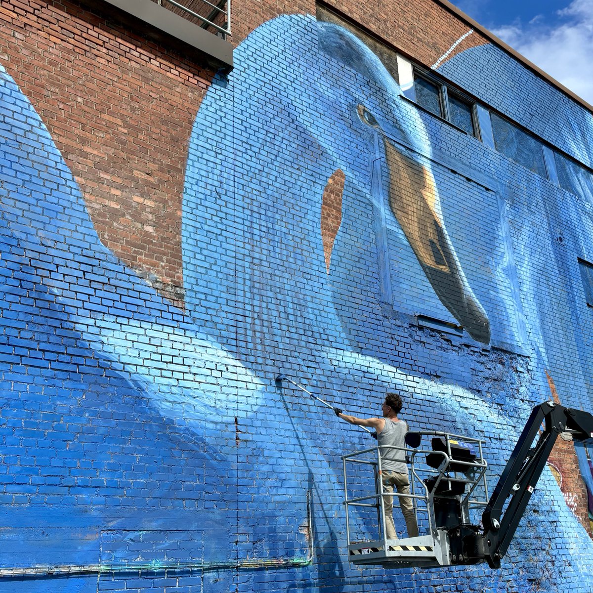 Tänään avattiin Hiedanrannan uusi katutaidepuisto huikeissa tunnelmissa! 🎨 Puisto koostuu kuratoiduista taideteoksista, laajasta graffitiseinien kokonaisuudesta ja kaupunkikulttuurin tapahtumista. Avajaisissa yleisö pääsi kokeilemaan maalausta katutaidetyöpajoissa. #hiedanranta