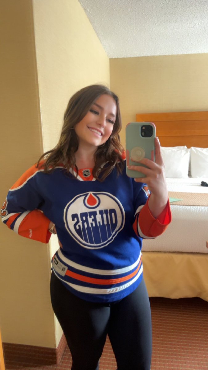 lilkd4wg's tweet photo. I made it to Edmonton! #LetsGoOilers https://t.co/nnZvJs6eOq