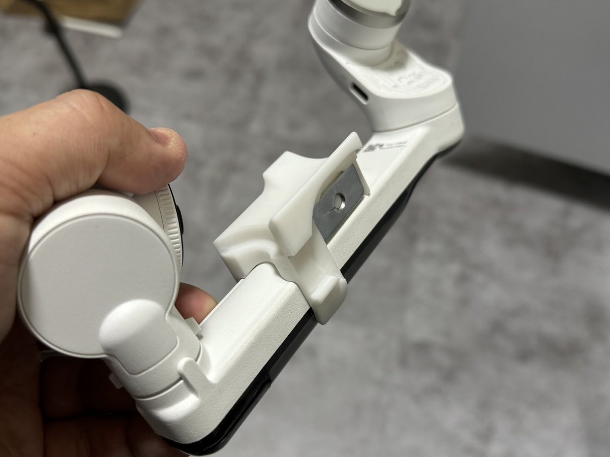 shinoblogavi's tweet image. ジンバルというか自撮り棒というかドローン的追跡カメラである #Insta360Flow 用のGripStopper 最終版。

気になった①収納時にグリップが回る点②収納時のスマフォホルダー、を解決するストッパーを作成。撮影時もボディに付けたままでOK。フックのマグネットを活用するために鉄板を埋め込んでます。