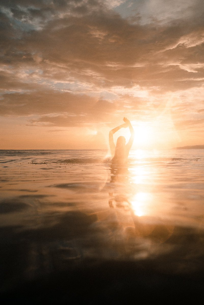 jaimedelpizz0's tweet photo. playing in the ocean at sunset https://t.co/APR4sqXiON