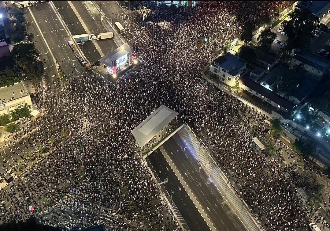 Yonatan_Touval's tweet image. #TelAviv tonight: Tens of thousands out on the streets  demanding Netanyahu's immediate ouster, ceasefire + hostage deal. 

✔️ Huge numbers despite late-evening reports of 8 more soldiers killed in Rafah.