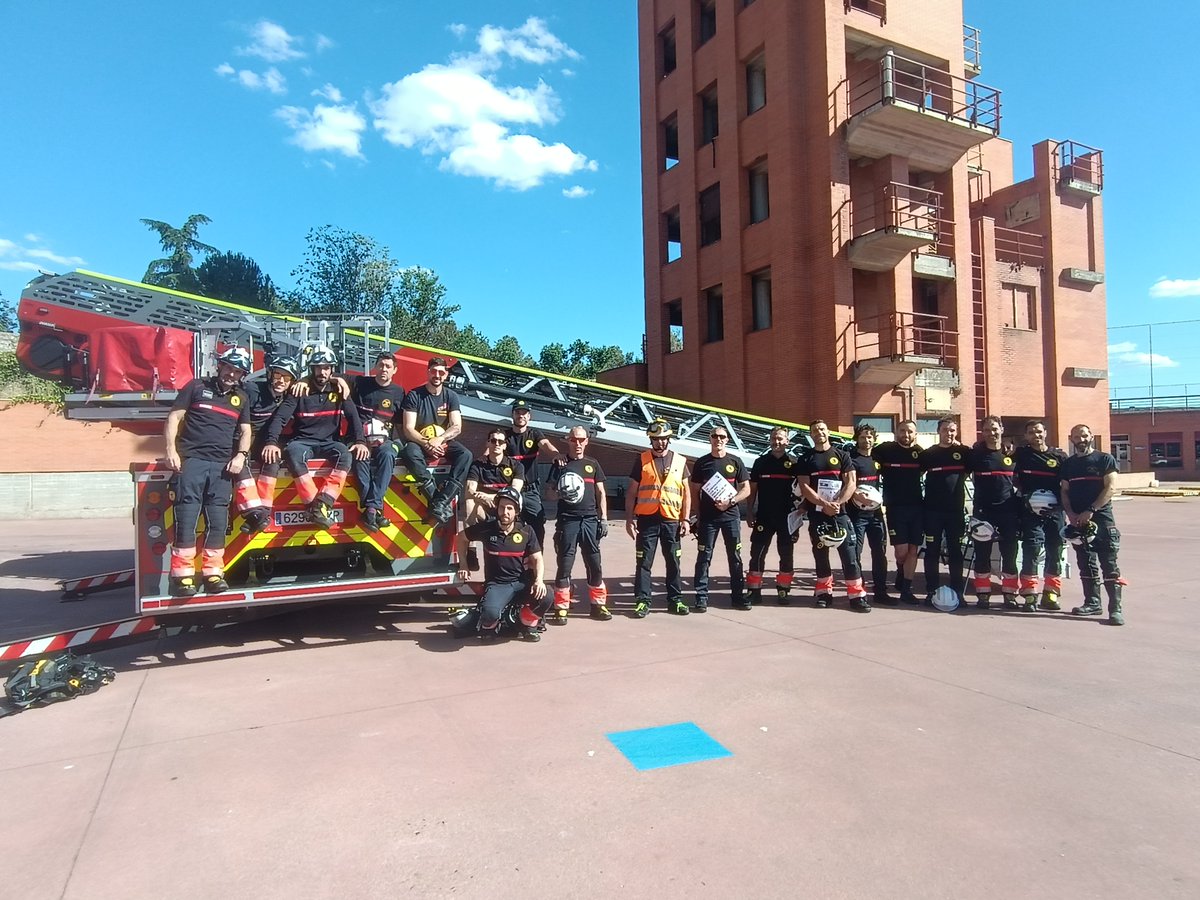 jhernandod's tweet image. Realizadas en las dos ultimas semanas 2 ediciones &quot;Curso de intervenciones con AEA&quot; nivel III con Magirus 32L AS RC400  para @bomberossalamanc gracias a todos por facilitarnos todo cuanto hemos necesitado para el buen desarrollo del curso. Espero que os haya gustado. Dejo fotos.