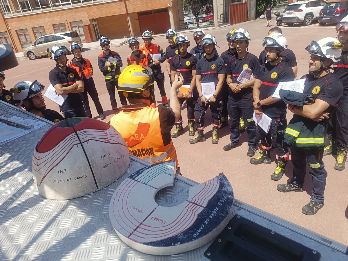 jhernandod's tweet image. Realizadas en las dos ultimas semanas 2 ediciones &quot;Curso de intervenciones con AEA&quot; nivel III con Magirus 32L AS RC400  para @bomberossalamanc gracias a todos por facilitarnos todo cuanto hemos necesitado para el buen desarrollo del curso. Espero que os haya gustado. Dejo fotos.